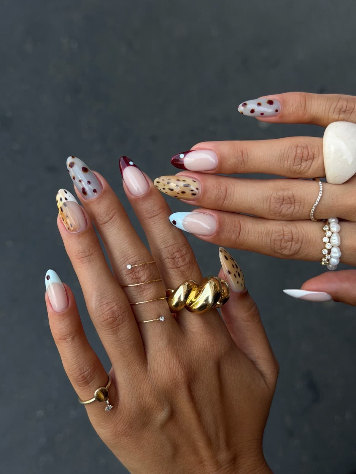 Manicura almendrada con francesas en azul bebé y granate y uñas con manchas de animal print